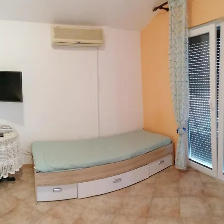 In With Terrace, Air Conditioning, Wifi, Washing Machine 4990-2 Apartmán Funtana